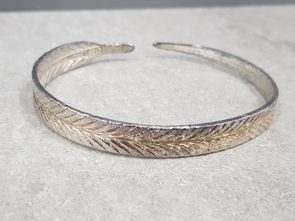 Silver bangle in feather design, 18.9g