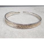 Silver bangle in feather design, 18.9g