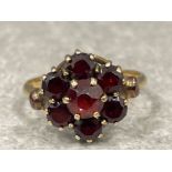 Ladies 9ct gold Garnet cluster ring. Size L 2.9g