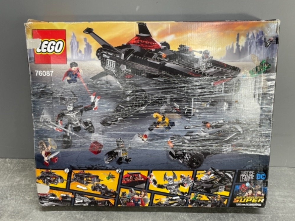 Lego DC Comics super heroes Flying Fox Batmobile airlift attack 76087 - Image 3 of 3
