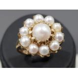 Ladies 9ct yellow gold pearl cluster ring; large pearl set in the centre surrounded by 10 smaller