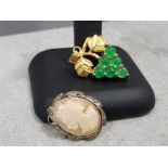 15k gold Jade pendant (4.8g gross), and silver cameo brooch/pendant