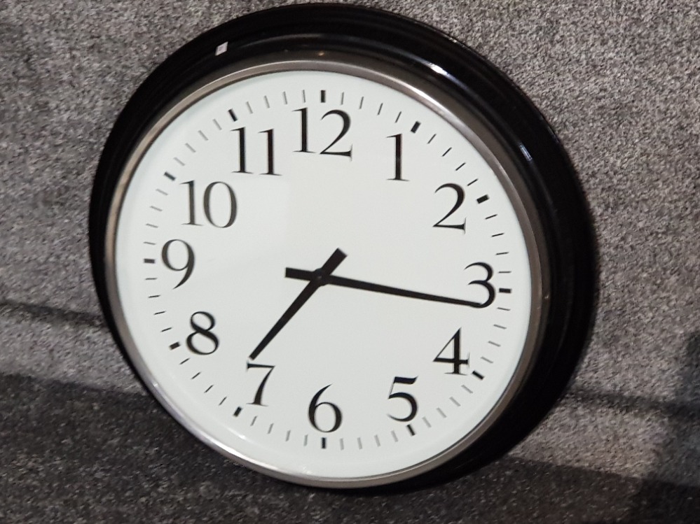 Large wall clock with corner shelf unit and bin with lid - Image 3 of 3