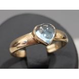 Ladies 9ct yellow gold blue stone heart ring, 2.3g gross, size N