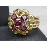 Ladies 9ct yellow gold garnet and peridot cluster ring, 4.7g gross, size N