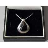 Silver pear shape onyx pendant and chain, 8.1g