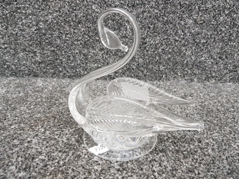 An Edinburgh crystal bon bon dish in the form of a swan 15cm high. - Bild 2 aus 3