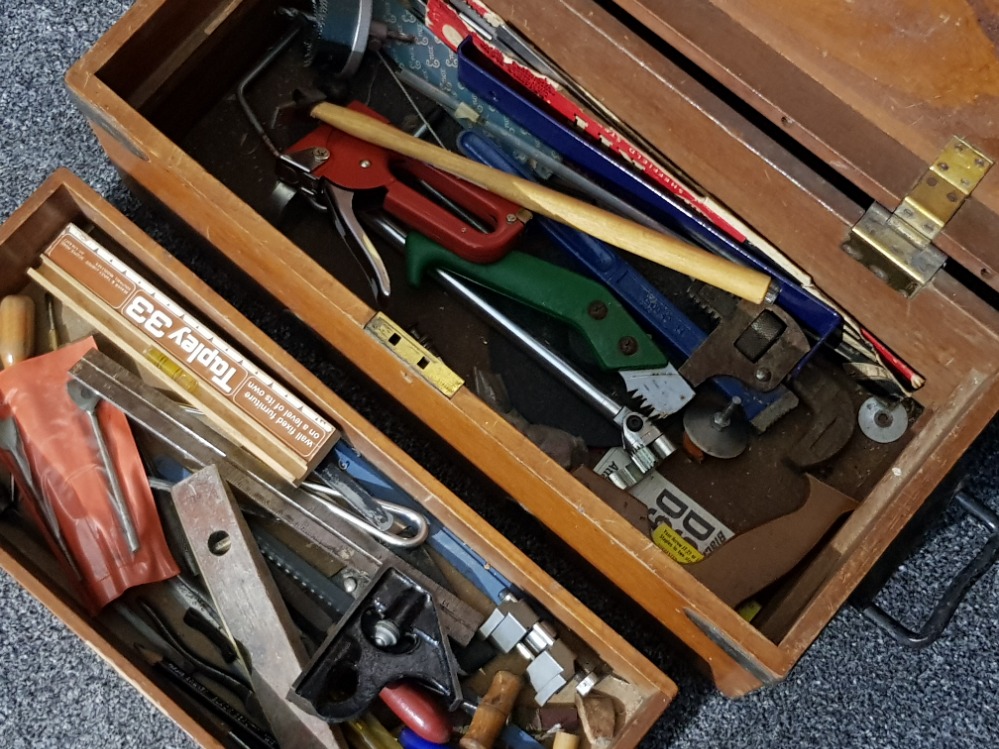 Twin handled metal bound Vintage wooden tool box containing miscellaneous handtools - Image 2 of 3