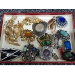Tray containing 17 vintage costume jewellery brooches, gilt, coloured stones etc