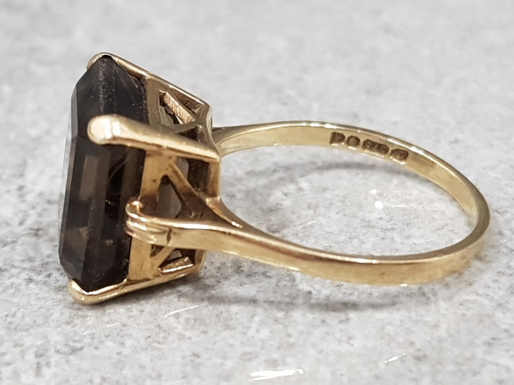 Ladies 9ct yellow gold smokey quartz ring, featuring a square stone set in a 4 claw setting, 3.1g - Image 2 of 2