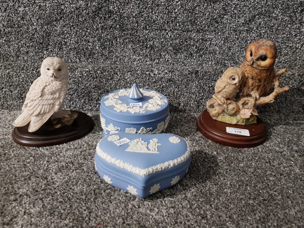 Two owl ornaments by Border Fine Arts and Country Artists, and two Wedgwood blue jasperware