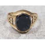 9ct yellow gold onyx signet ring, 2.1g gross, size L