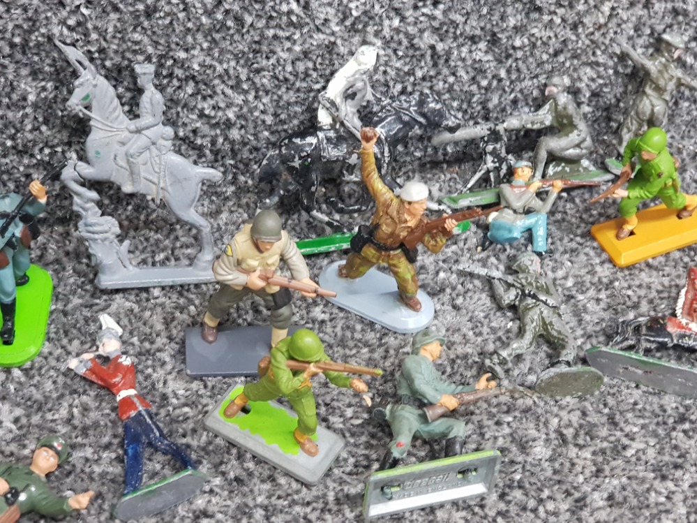 Selection of metal vintage britains toy soldiers etc - Image 2 of 3