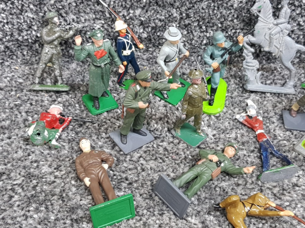 Selection of metal vintage britains toy soldiers etc - Image 3 of 3