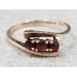 Ladies 9ct yellow gold 3 stone garnet ring, 1.3g gross, size M