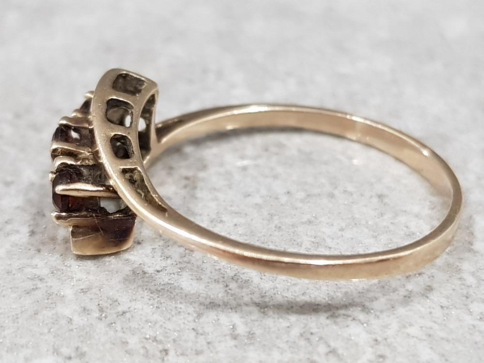Ladies 9ct yellow gold 3 stone garnet ring, 1.3g gross, size M - Image 2 of 2