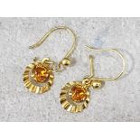 Ladies 9ct yellow gold citrine drop earrings, 0.8g gross