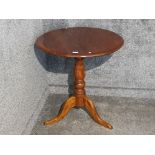 Victorian mahogany Occasional table with tilt top on pedestal base