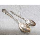 2 hallmarked silver spoons, 33.7g