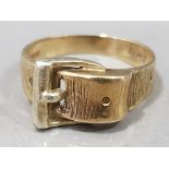 9ct yellow gold buckle ring, 3.7g gross, size P