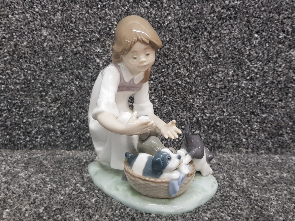 Lladro 5595 "Joy in a basket" in good condition