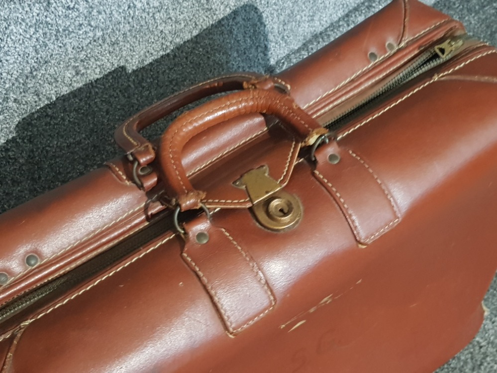 1950s heavy leather suitcase with working zip - Image 2 of 2