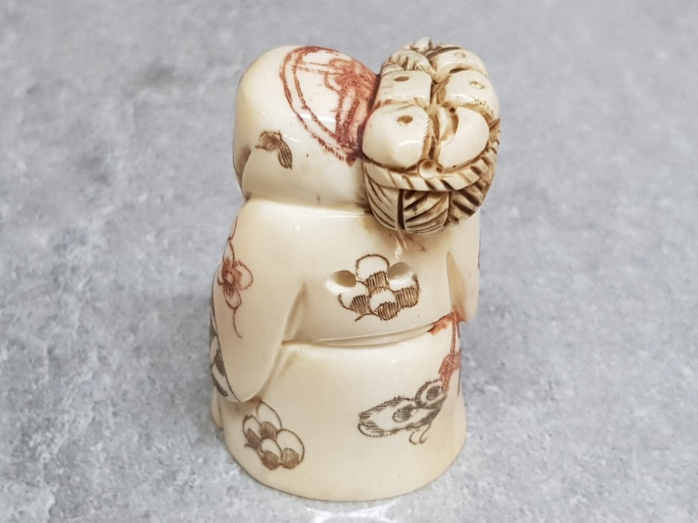 A finely carved bone netsuke of an elder with basket of bread. - Image 2 of 3