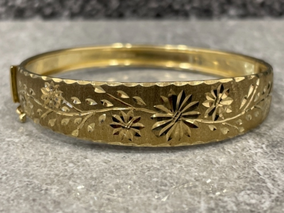 9ct gold fancy engraved flower patterned bangle vgc (9.9g)