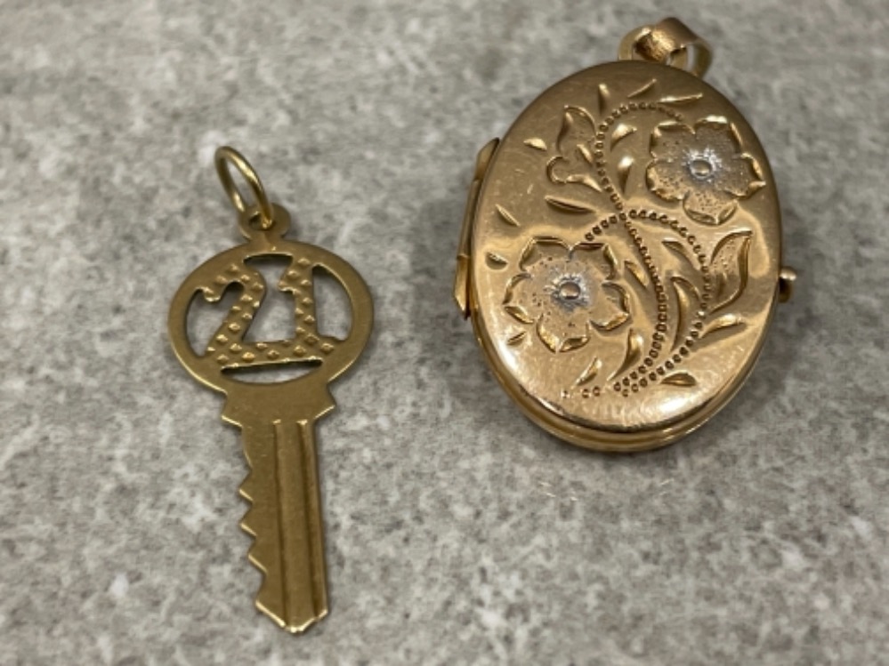 9ct gold oval locket pendant and 21st birthday key to the door pendant. 2g total