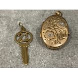 9ct gold oval locket pendant and 21st birthday key to the door pendant. 2g total