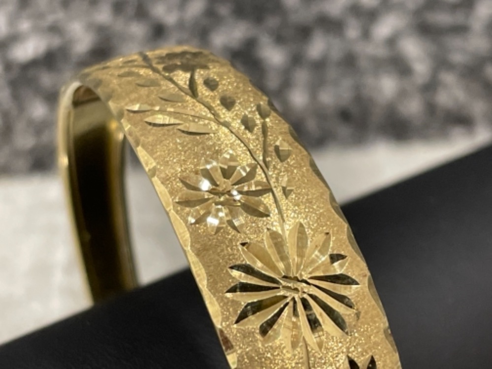 9ct gold fancy engraved flower patterned bangle vgc (9.9g) - Bild 3 aus 3