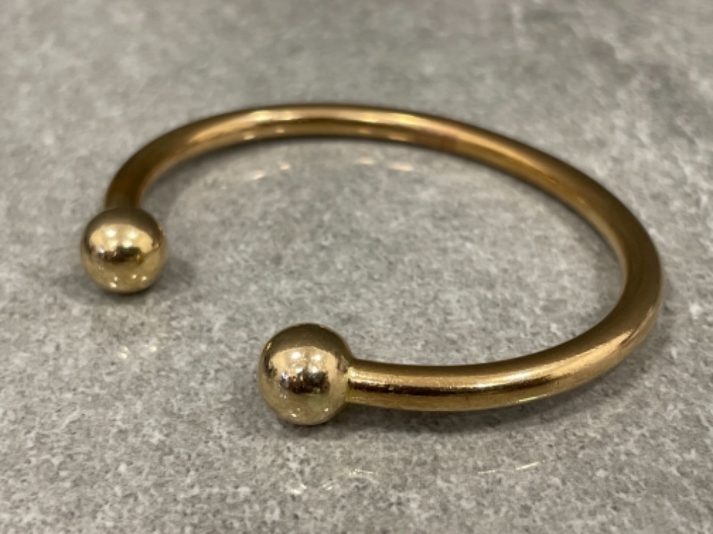 Heavy 9ct gold solid torque bangle (29.1g)