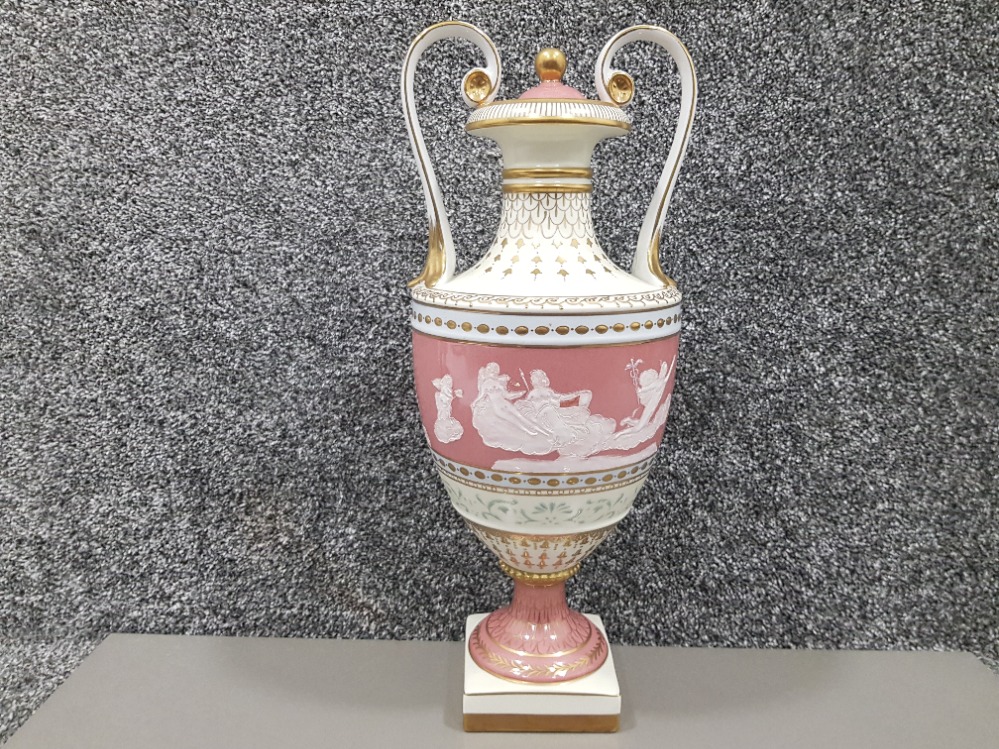 A 20th century Meissen style twin handles vase and cover of neo classical design with enamel and - Bild 2 aus 4