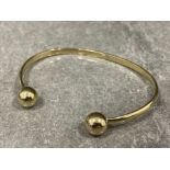 9ct gold solid torque bangle (15.2g)