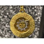 18ct gold Signs of the Zodiac pendant (8g)