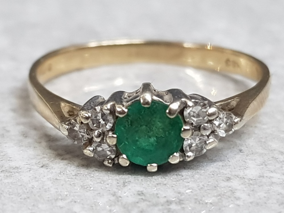 9ct yellow gold & emerald ring with 2x sets of 3 diamonds on either side of centre stone, size K½,