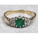 9ct yellow gold & emerald ring with 2x sets of 3 diamonds on either side of centre stone, size K½,