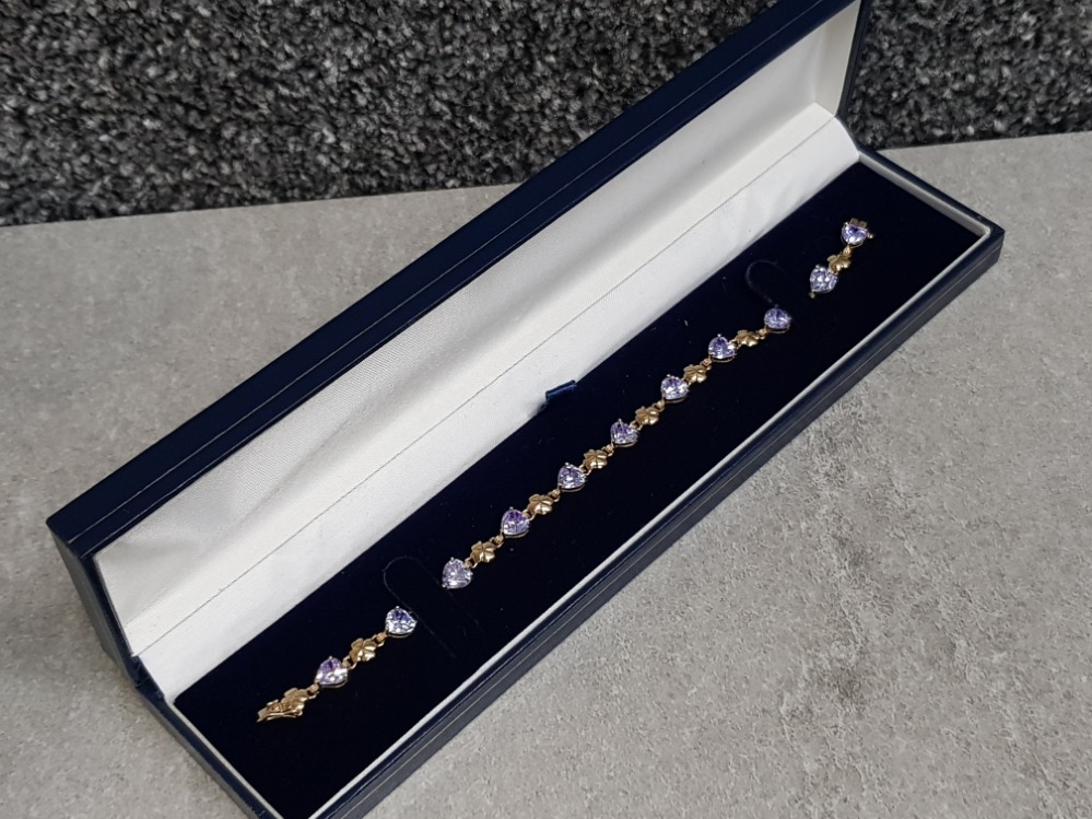 9ct yellow gold Heart & clover bracelet set with 11 purple stones, length 19.5cm, 8.4g gross - Image 3 of 3
