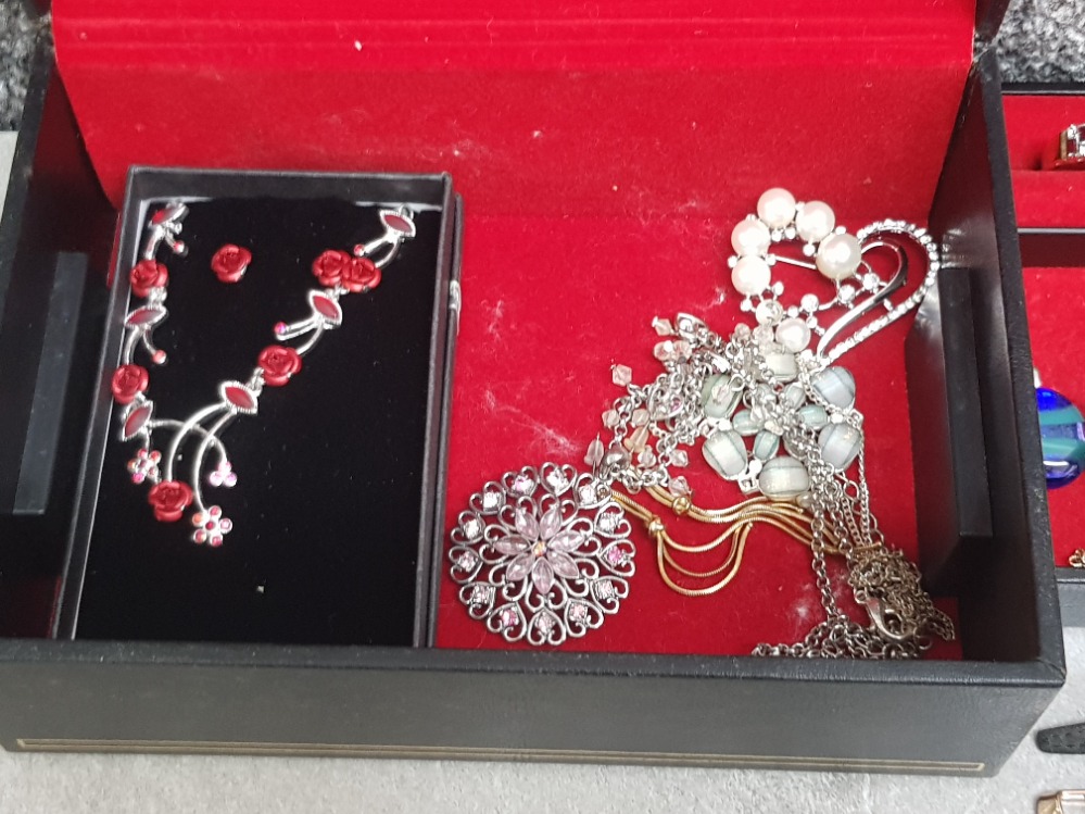 Costume jewellery to include rings, earrings, cocktail watches, in a black jewellery box. - Image 3 of 4