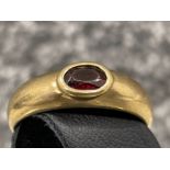 Ladies 9ct gold red stone set ring. 2.7g size R