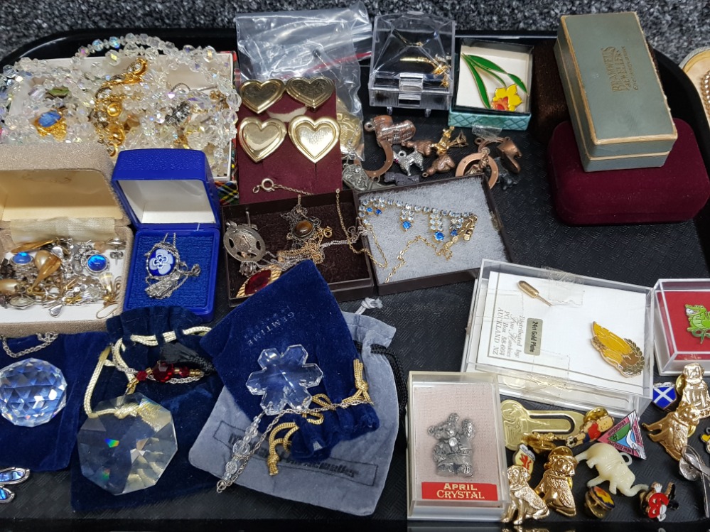 Tray of miscellaneous costume jewellery, simulated pearl necklace, badges also includes minature - Image 3 of 3