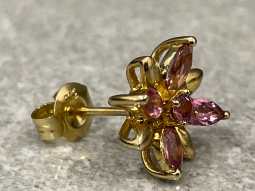 Ladies 9ct gold Pink stone stud earrings - Image 2 of 2