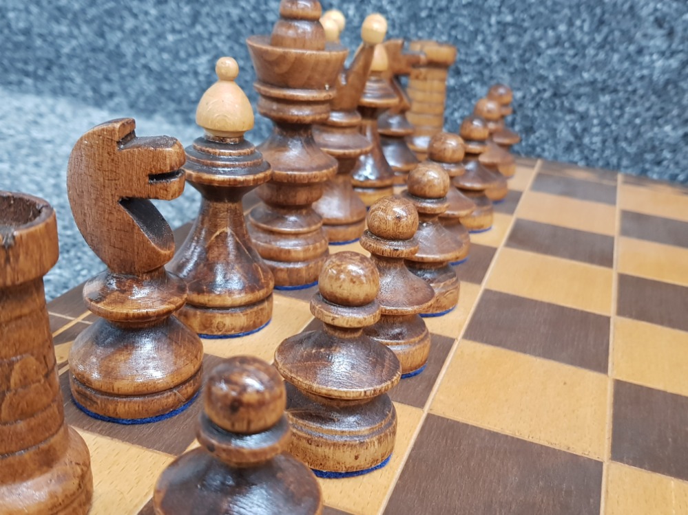 Large wooden travel chess board with carvings to base, complete with hand carved wooden pieces - Bild 2 aus 4