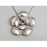 Silver flower design pendant & chain, 10.7g