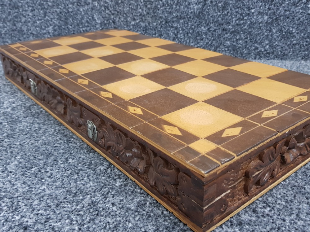 Large wooden travel chess board with carvings to base, complete with hand carved wooden pieces - Bild 4 aus 4