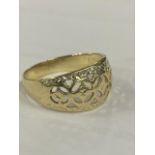 14ct gold patterned ring. Size T 3.28g