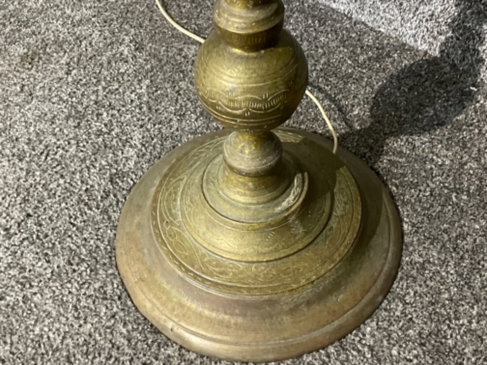 Vintage heavy brass standard lamp with very decorative column - Image 3 of 4
