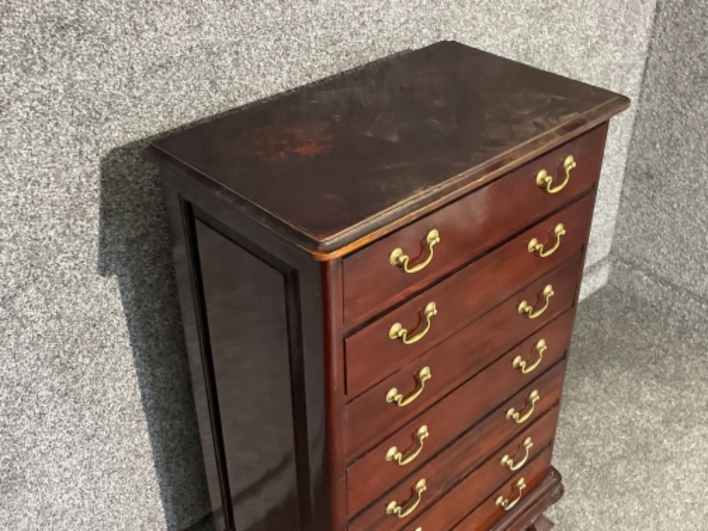 Vintage mahogany 7 drawer chest of drawers on carved base with feet. - Image 3 of 3