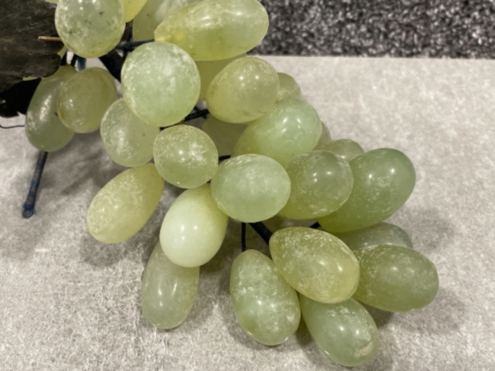 Jade and soapstone bunch of grapes - Bild 2 aus 3