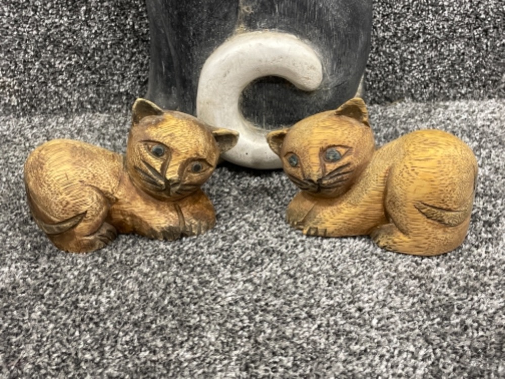 Large wooden cat figure (lost part of ear to another cat) and 2 small wooden cat figures - Bild 3 aus 3